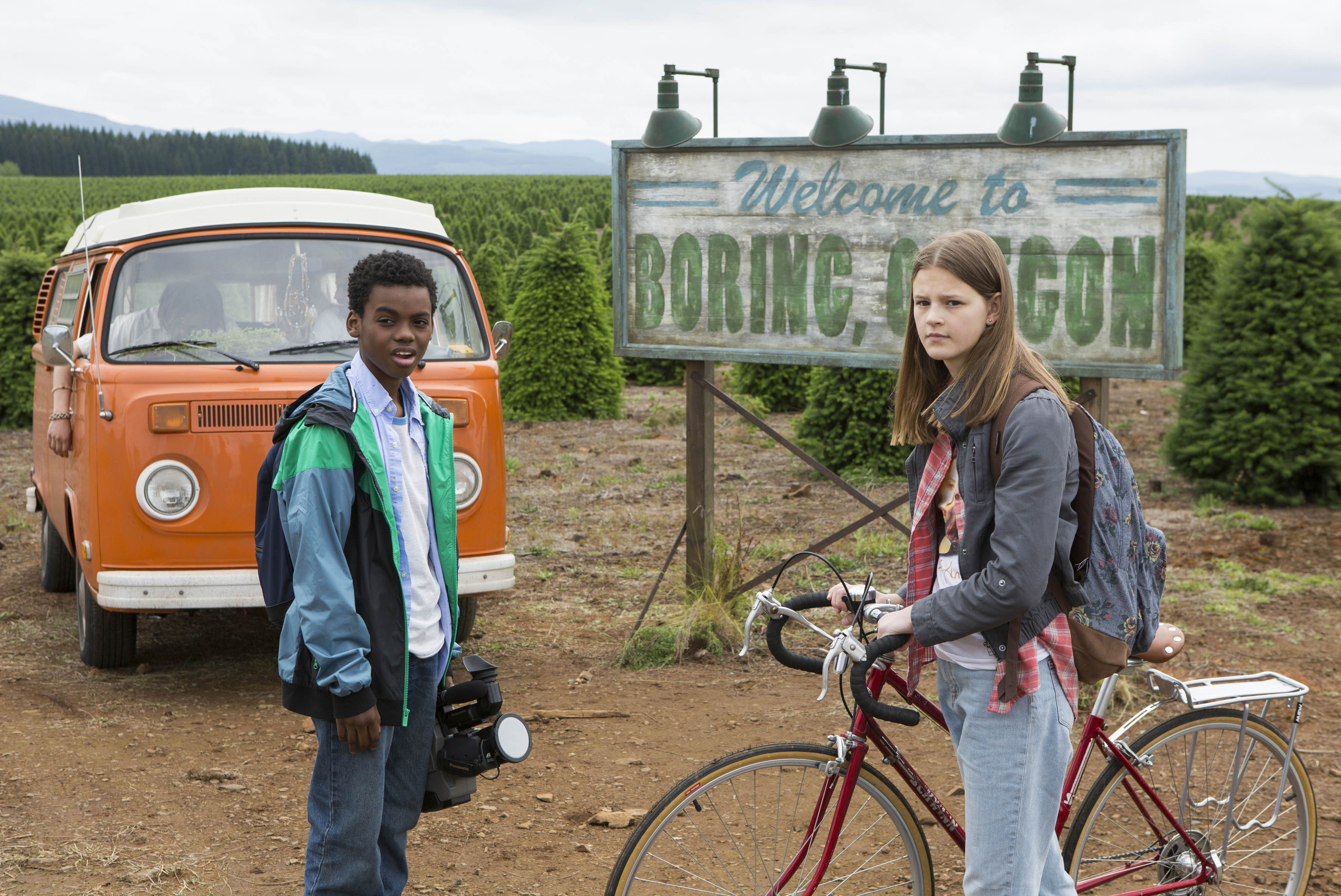 Szene aus „Everything Sucks!“: Luke und Kate vor dem Ortsschild ihrer Heimat Boring, Oregon (Netflix)