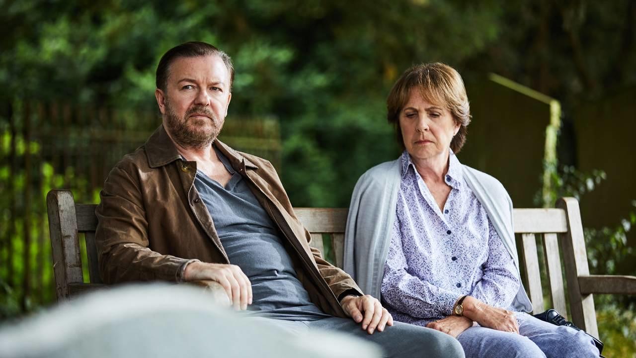 Lernen sich am Friedhof trauernd kennen und schätzen: Tony (Ricky Gervais) und Anne (Penelope Wilton) in „After Life“ (Foto: Netflix)