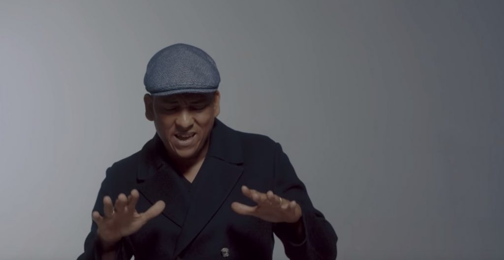 Seltenes Bild: Xavier Naidoo ohne Sonnenbrille – hier im Video zu seinem Song „Ich danke allen Menschen“ (Screenshot)